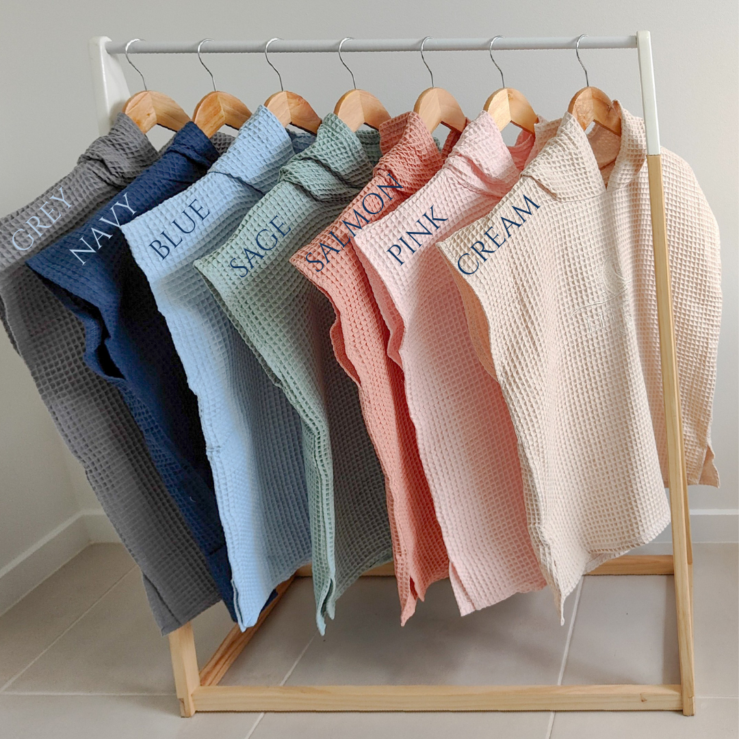 LITTLE E & CO - 100% Waffle Cotton Hooded Poncho Towel with embodied logo in a grey colour