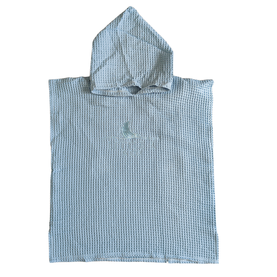 LITTLE E & CO - 100% Waffle Cotton Hooded Poncho Towel with embodied logo in a light blue colour