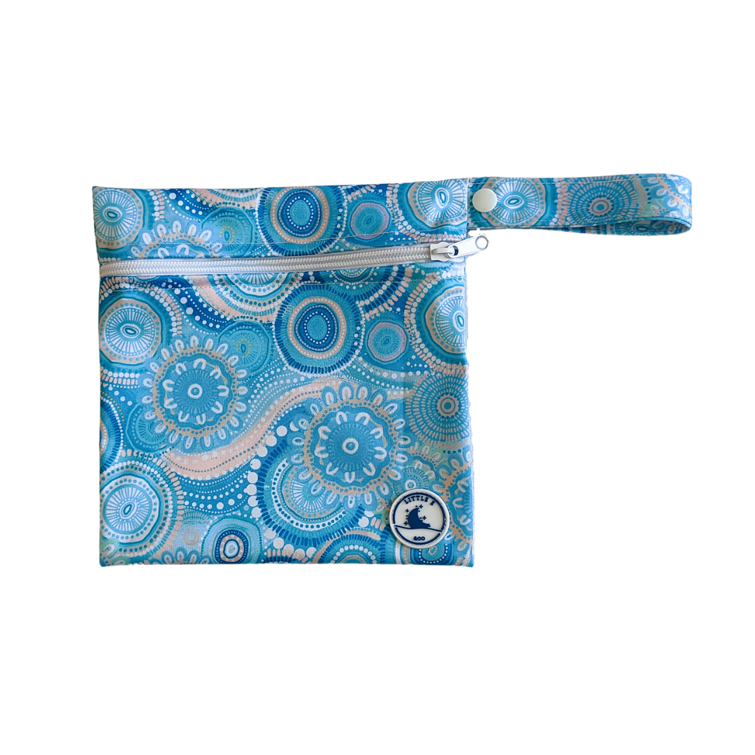 LITTLE E & CO – Mini wet bag, a turquoise blue with a colourful contemporary indigenous print. The wet bag is made from waterproof PUL and has a strap.