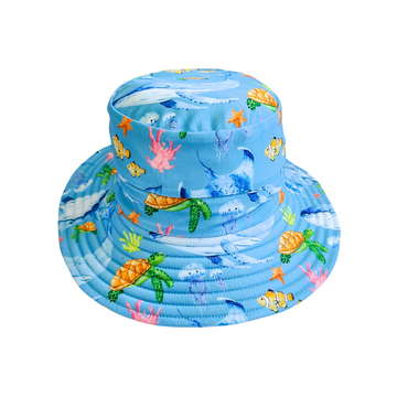 LITTLE E & CO – kids swim hat, a blue with a colourful ocean print featuring whales, turtles, fish and coral. Made with UPF 50+ sun protection fabric. The swim hat features adjustable toggles.