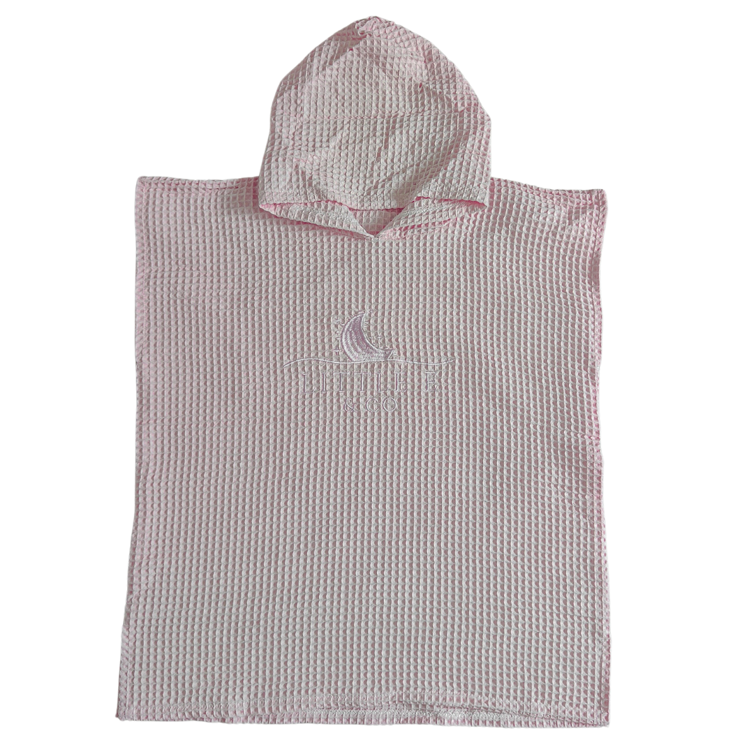 LITTLE E & CO - 100% Waffle Cotton Hooded Poncho Towel with embodied logo in a light pink colour